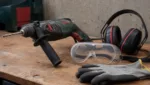 Schlagbohrmaschine: Schutzbrille, Gehörschutz, Handschuhe